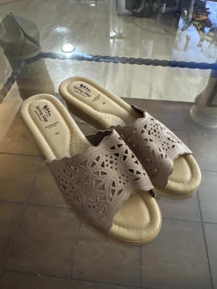 Spring Step Shoes Womens Size 11 Beige Leather Slide Sandals Cutout Made Italy - Image 2 of 4