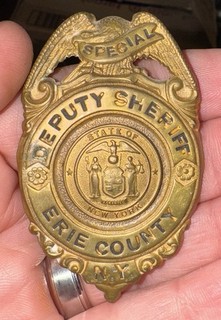 Prendedor escudo especial dorado vintage obsoleto del condado de Erie de Nueva York Sheriff 2 3"