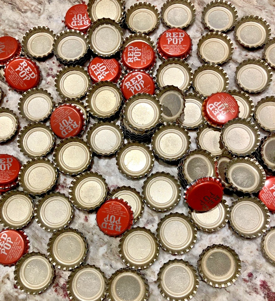 Lote de 110 tapas de botellas de refresco pop rojo forradas de plástico sin usar nuevo stock antiguo Foto 2 de 2