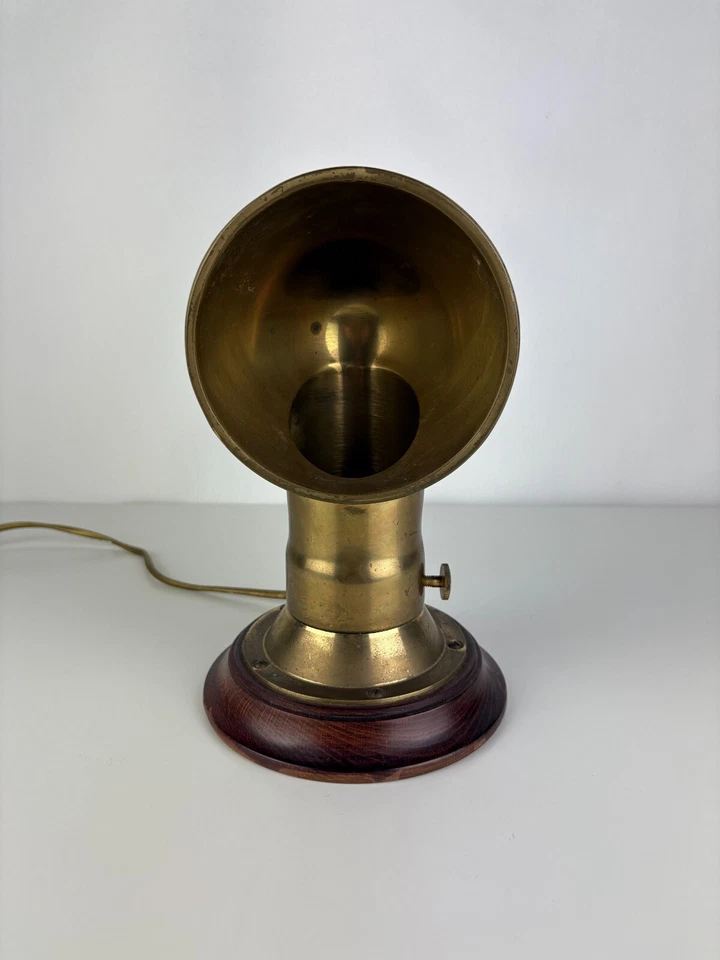 Sublime Lampe de Table Maritime, Manche à Air en Laiton sur Socle en Bois - Photo 3/4