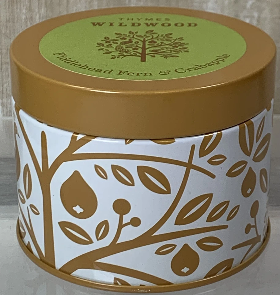 VELA FRAGANCIA HELECHO CABEZA VIOLÍN Y MANZANA CANGREJO TYMES WILDWOOD en LATA DE METAL 6,5 OZ Foto 2 de 3
