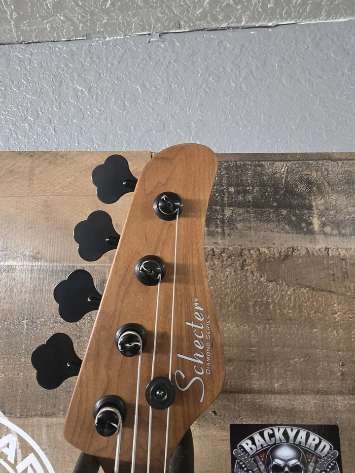 Bajo de 4 cuerdas Schecter J-4 Nikki Sixx - usado marfil con estuche Foto 3 de 4