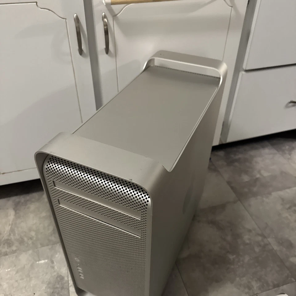 Apple Mac Pro1,1 A1186 2x Intel Dual Core Xeon 3GHz 32GB Ram No HDD. - Image 2 of 4