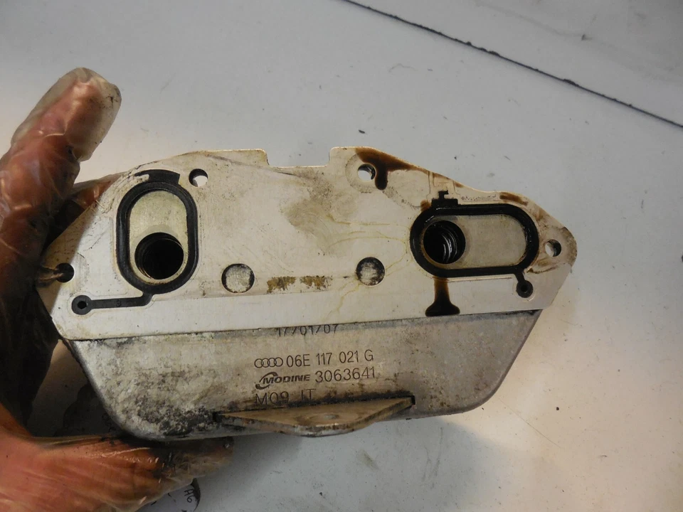 05-17 Enfriador de aceite motor Audi A6 06E117021 G Foto 2 de 4