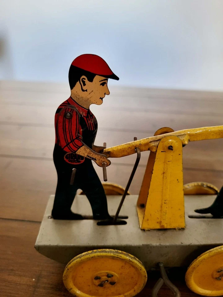 Coche de mano de ferrocarril de cuerda litográfica de hojalata Girard Toys vintage de los años 30 Foto 3 de 4