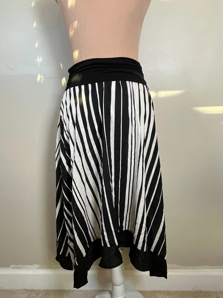 Falda midi BCX negra blanca a rayas para mujer mediana fluida elástica control cintura superior Foto 4 de 4