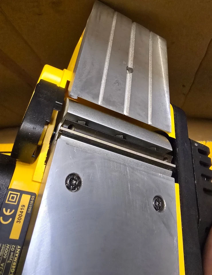 CLEARANCE! 110V Dewalt planer DW677L - Image 3 of 4