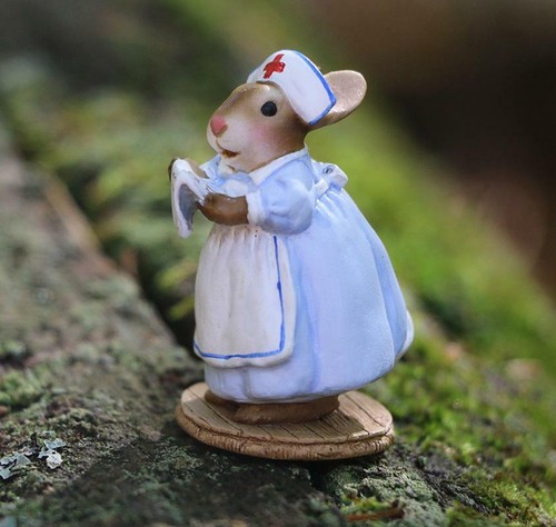 Wee Forest Folk Bunny Figurine - Our Healing Hero B-33 - Picture 5 of 5