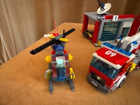 60110 LEGO Complete CITY: Fire Station with manuals and all minifigures