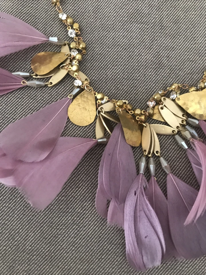 NUEVO CON ETIQUETAS $68 Anthropologie Sarafina Babero Collar Cuentas Plumas Púrpura Joyería Foto 2 de 4