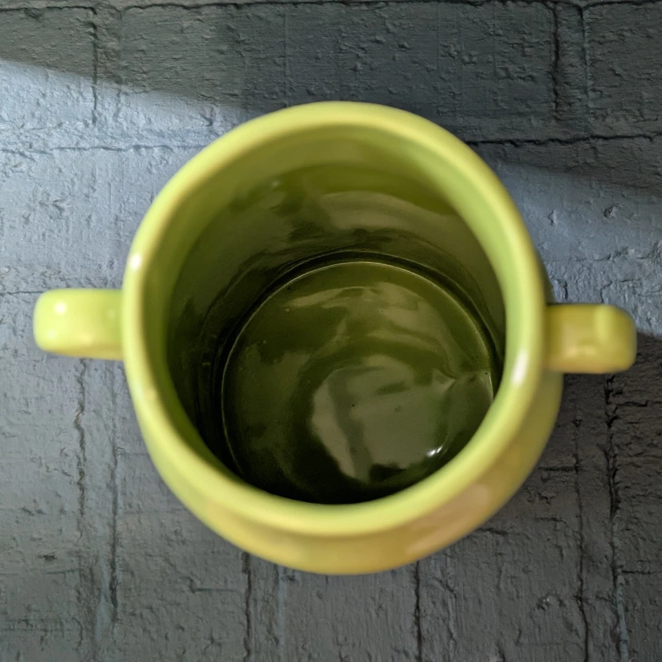 Jarrón de cerámica verde con asas Rae Dunn Creep Out Halloween jarra de leche Foto 3 de 4