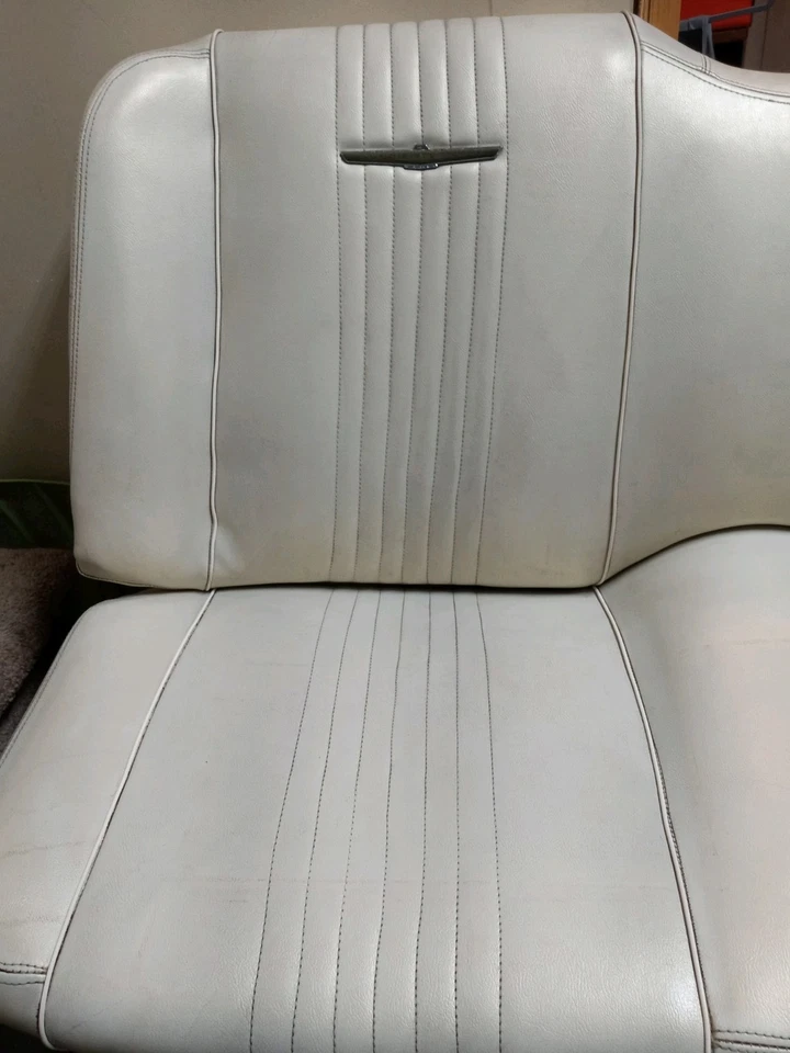 61/63 福特 T-Bird Thunderbird 乙烯基皮革 2 件后座原始设备制造商白色后座 — 第 2/4 张图片