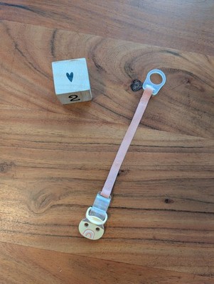 Rosa Schnullerband mit Regenbogen-Design Babylove