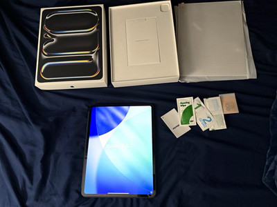 Apple iPad Pro 13 in (M4) Wi Fi 256GB Black Tablet Bundle