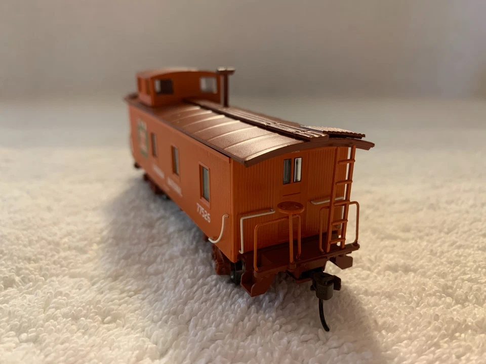 Roundhouse #84361 HO Scale Canadian National 3 Window Wood Caboose #77526 - Image 4 of 4