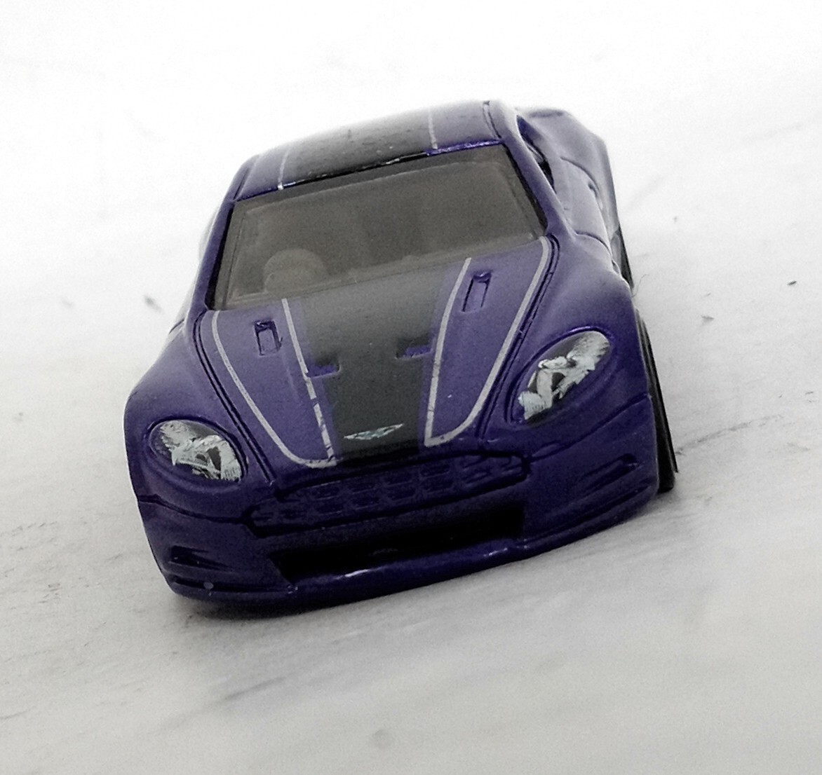 Purple Hot Wheels R6459 Loose Aston Martin DBS