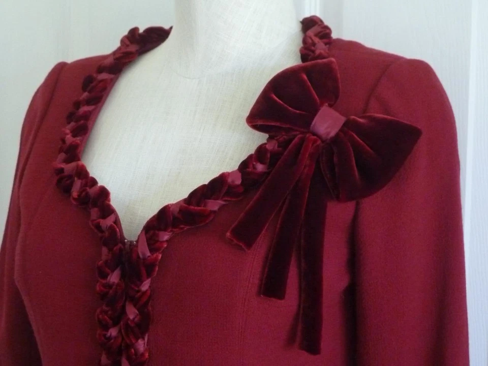 NUEVO CON ETIQUETAS Rickie Freeman Teri Jon Lana Vino Terciopelo + Borde Trenzado Satinado + Chaqueta de Arco 6 $495 Foto 2 de 4