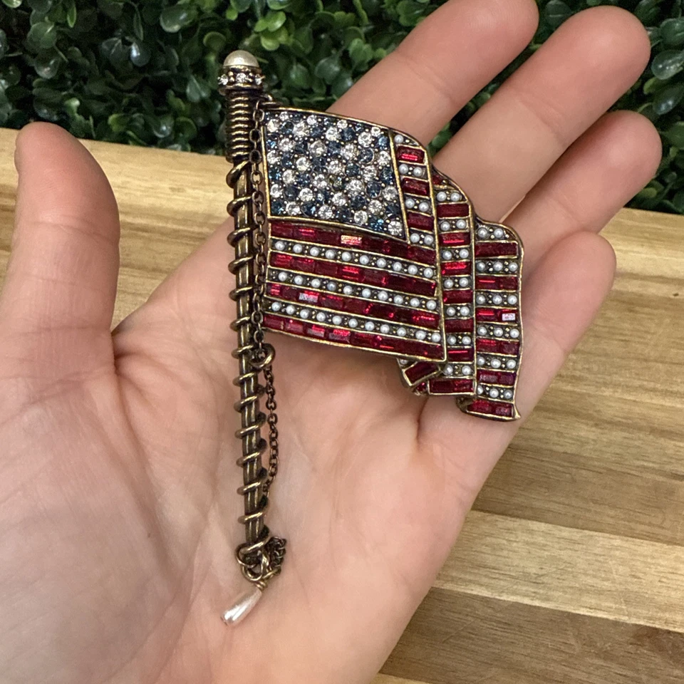 EUC! Heidi Daus Large Swarovski Crystal Sparkling Stars & Stripes Flag Brooch - Image 4 of 4