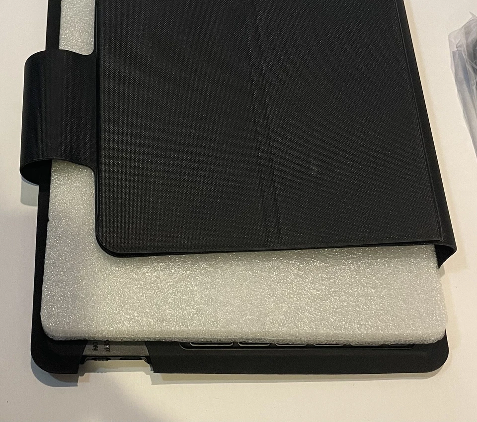 Otterbox Unlimited Series Keyboard Folio Case iPad 7th 8th 9th Generation 10.2" - Image 3 of 4