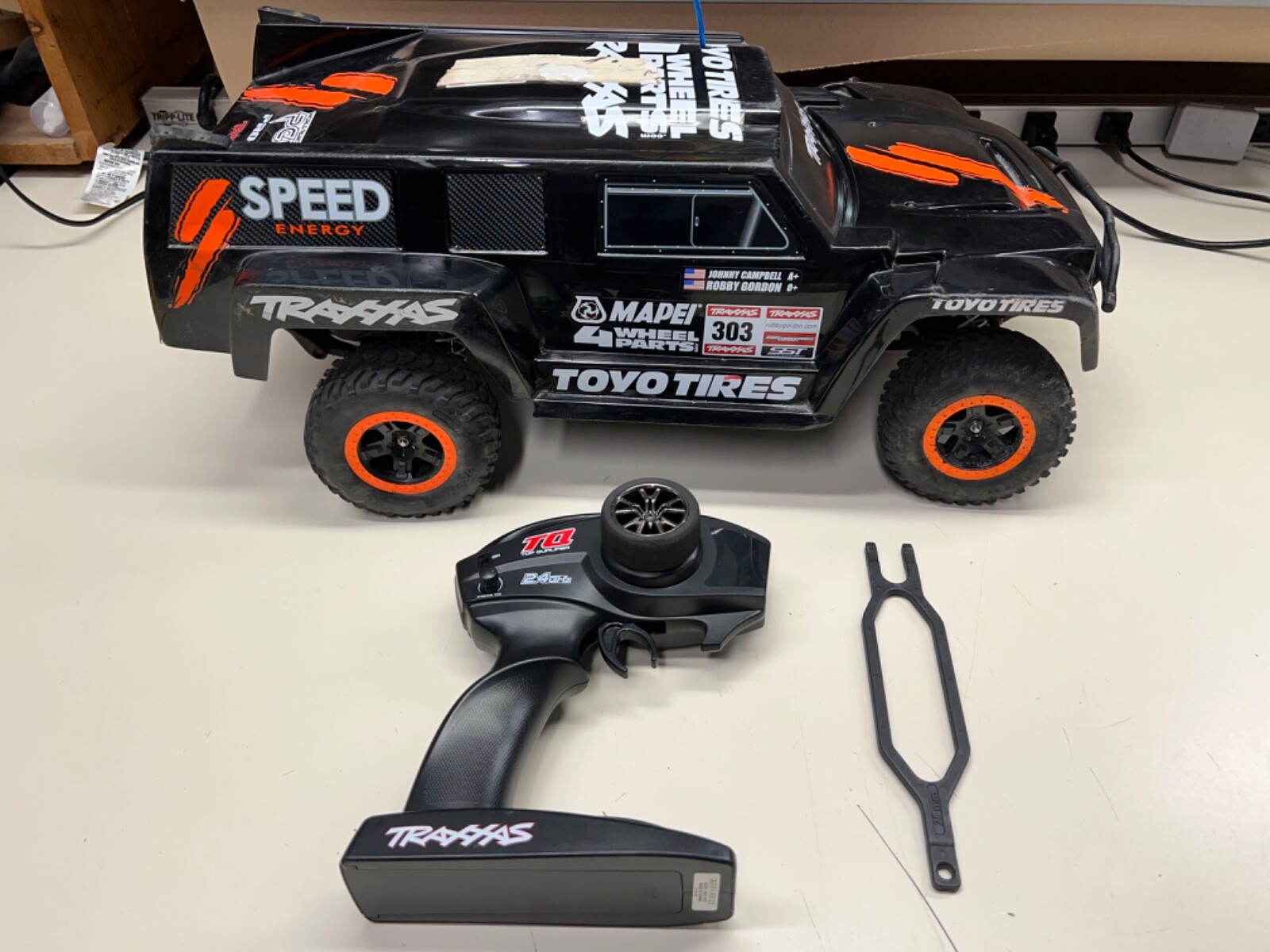 TRAXXAS SLASH 2WD RC CAR 1/10 SCALE BRUSHLESS VELINEON W/ DAKAR BODY