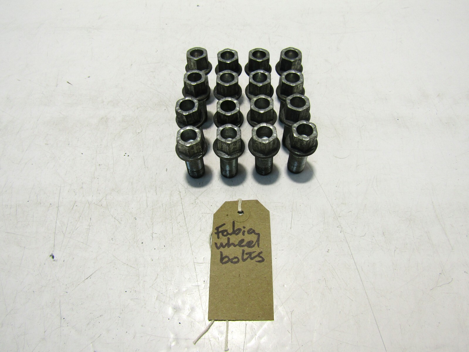SKODA FABIA MK3 2015-18 SET OF 16 ALLOY WHEEL BOLTS                        P7878