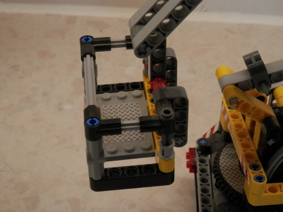 LEGO Technic 8292 Cherry Picker, photo 2 of 5