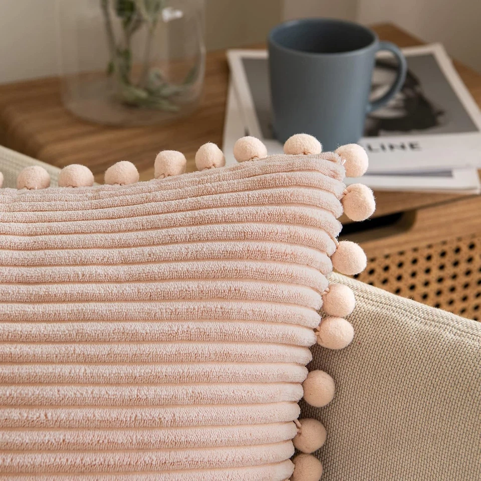 Pack de 2 Fundas de Almohada Decorativas Boho Rosa Claro con Pompones 12x20 Foto 3 de 4