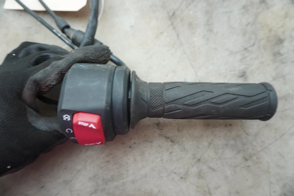 INTERRUPTOR DE CONTROL DE ARRANQUE DERECHO SUZUKI GSXR 1000 2024 E-321 Foto 4 de 4