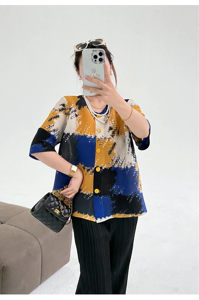 Brand New Pleats Style Pleated Top/Blouse with Round Neck Grid Print and Buttons - Image 3 of 4