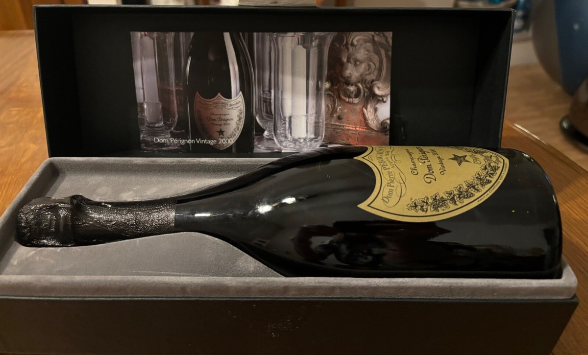 Champagne Dom Perignon vintage 2000 dans son coffret de luxe en
