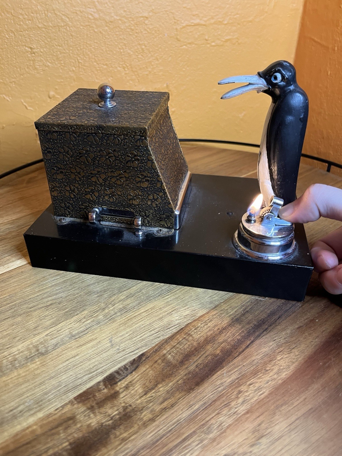 Vintage Ronson Penguin Pik A Cig Table Lighter Cigarette Dispenser
