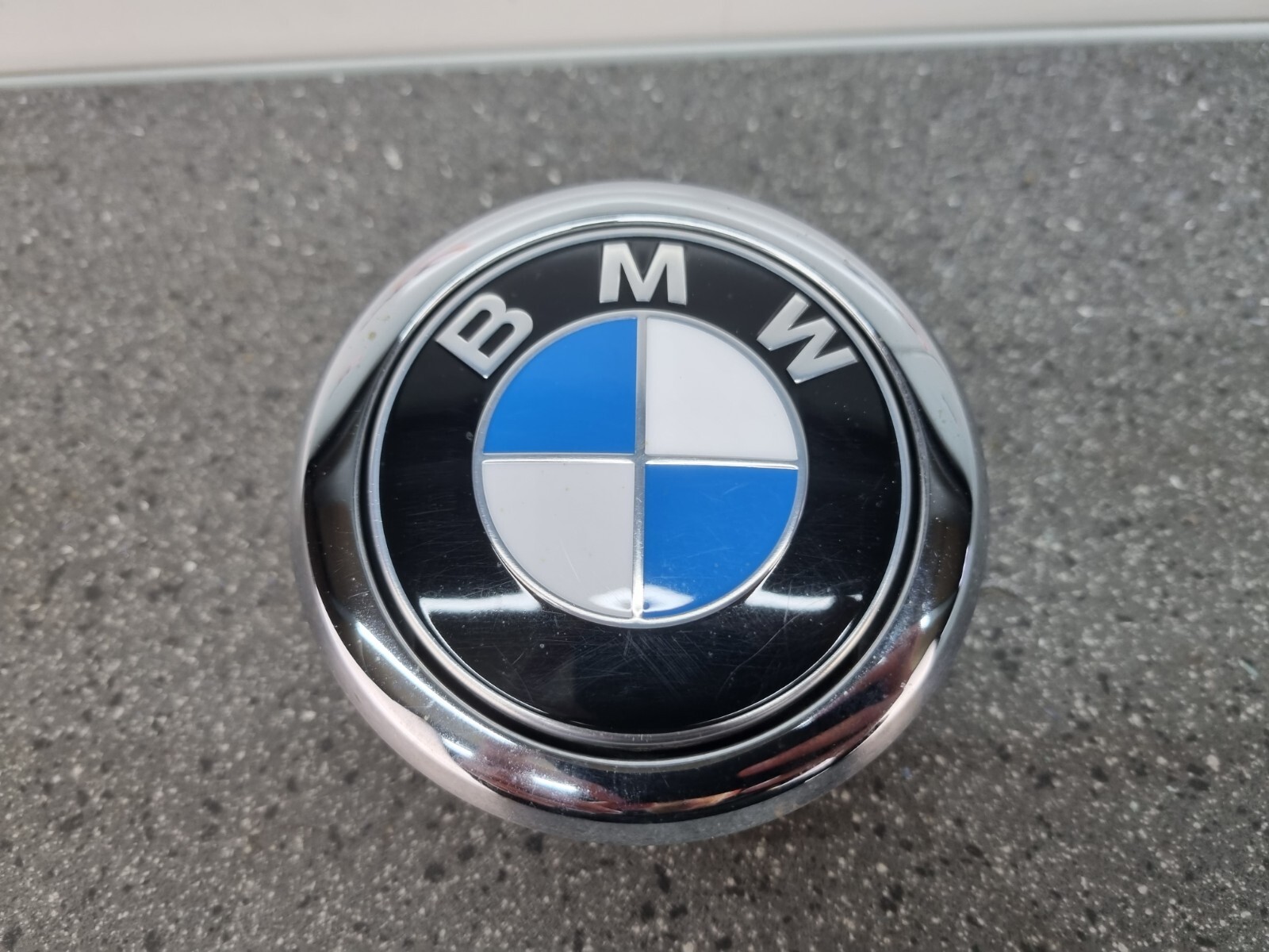Original BMW X2 F39 Emblembetätigung mit Halter 51247436404 