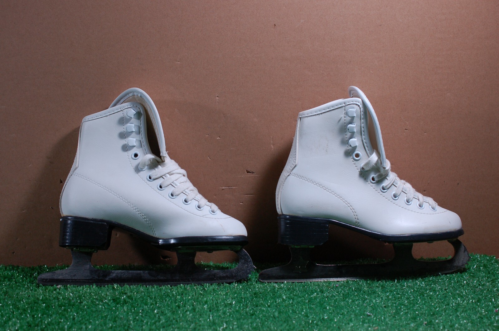 CCM Pirouette skate size 1 USA girls ice figure skates V903 eBay