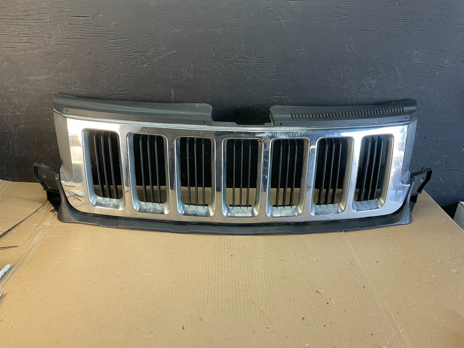 2011 to 2013 Jeep Grand Cherokee Front Upper Grill Grille OEM AE3584 DG