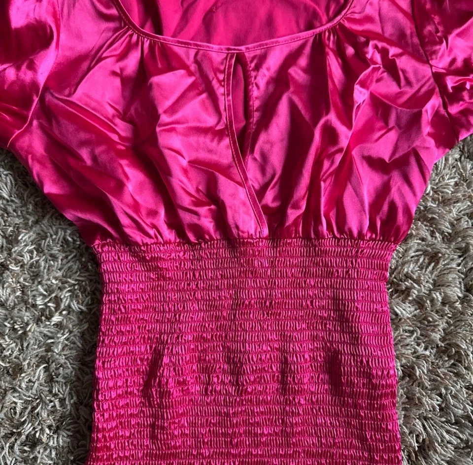 Blusa vintage Guess rosa oscuro satinado mangas con volantes y cintura ceñida Foto 3 de 4