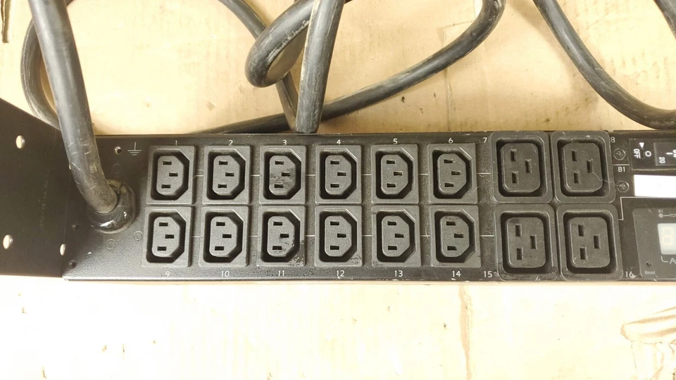 APC Metered Rack PDU 2U 208V 12x C13 4x C19 AP7811 tested working - Image 3 of 4