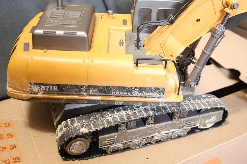 Carson 1:12 Raupenbagger mit Greifer RC Dirt Look ohne Sender Vitrinenmodell - Bild 4 von 4