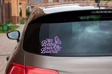 Autoaufkleber Baby an Bord im Schmetterlingsstil 15 cm in Babyblau oder Rosa