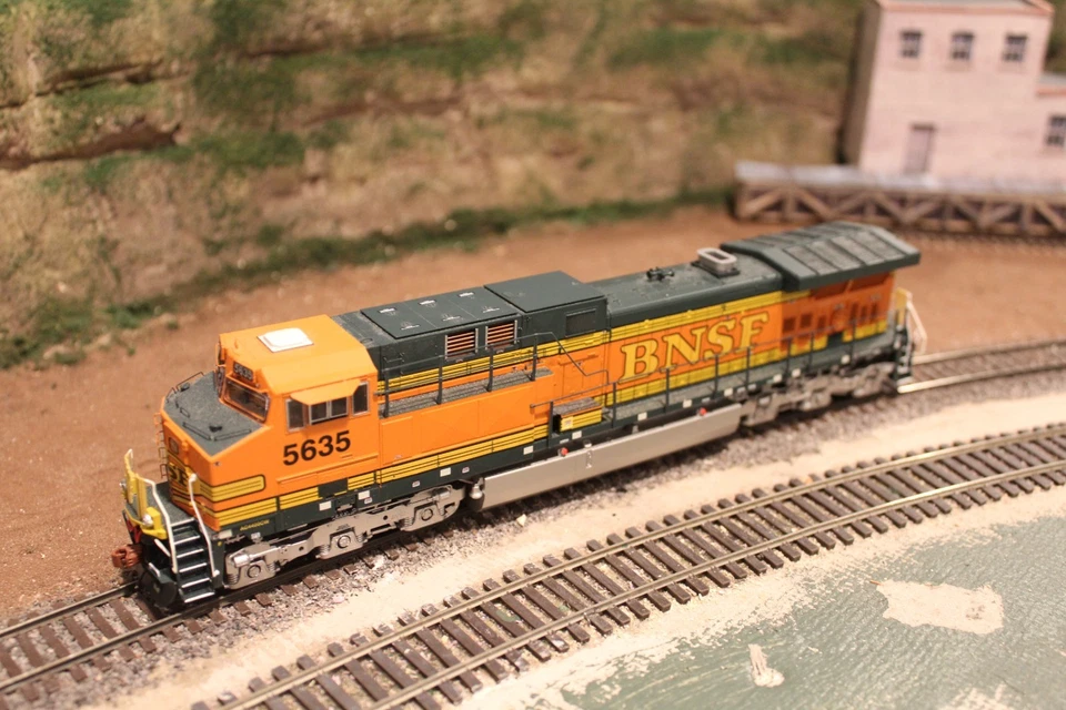BNSF ScaleTrains GE AC4400CW #5635 as Built DCC Ready in HO Scale - Image 2 of 4
