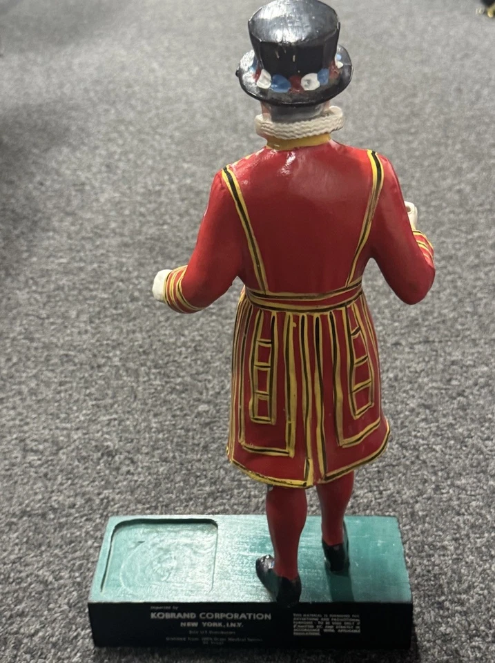 Beefeater Gin 17" Bar Display Yeoman of the Guard aprox. Base de madera Kobrand años 70 Foto 4 de 4