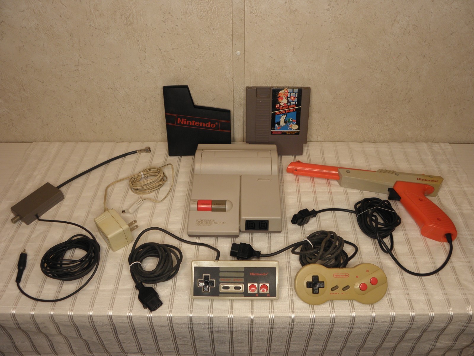 NES 101 Top Loader Super Mario Bros. / Duck Hunt Controllers Cords Dust Sleeve