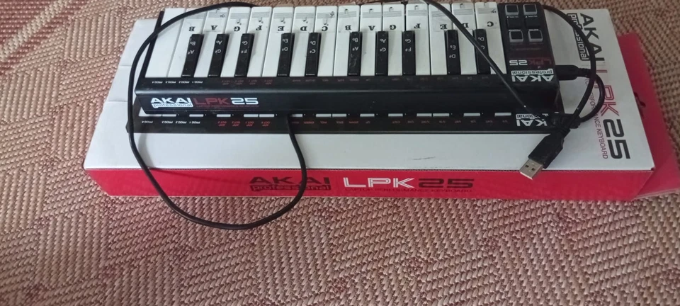 AKAI LPK-25 – MIDI-Controller, selten benutzt, mit Notenaufklebern