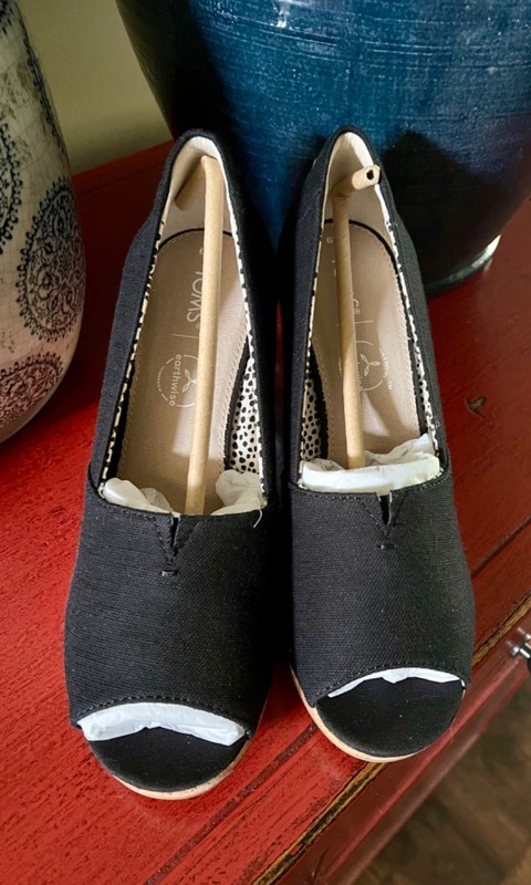 New TOMS Black Peep Toe Wedge Espadrille Sandals Shoes Sz 9