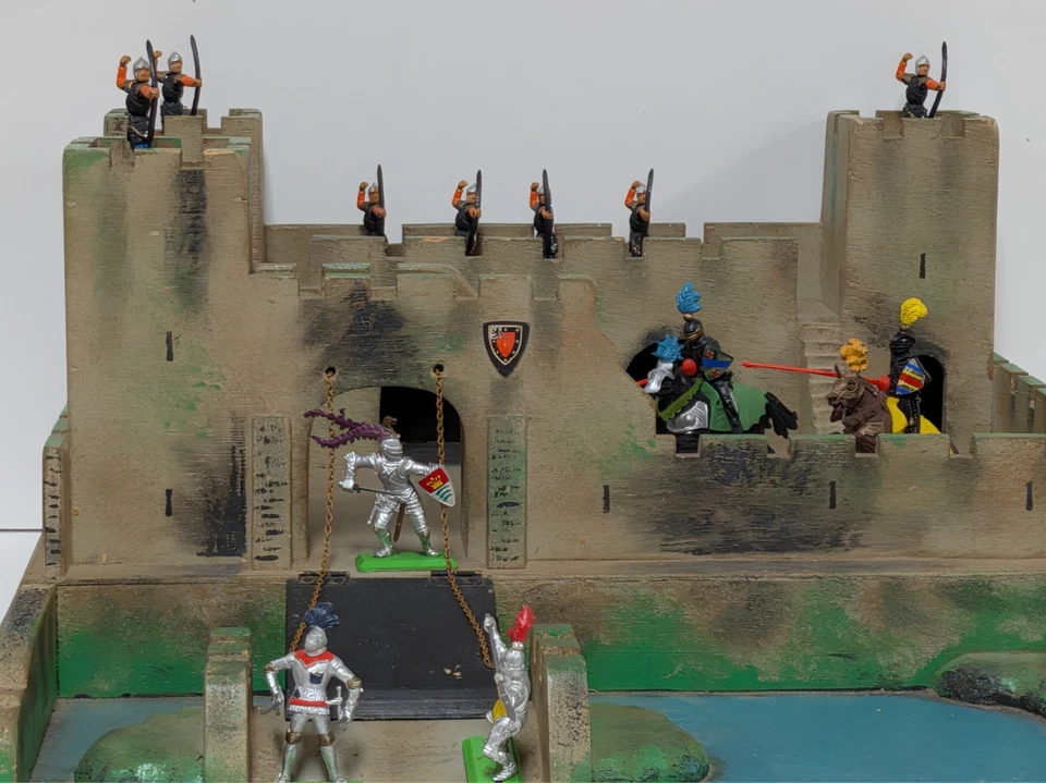 Castillo de Caballeros de Madera de Hamley's de Londres, con Caballeros, pie y montado Foto 2 de 4