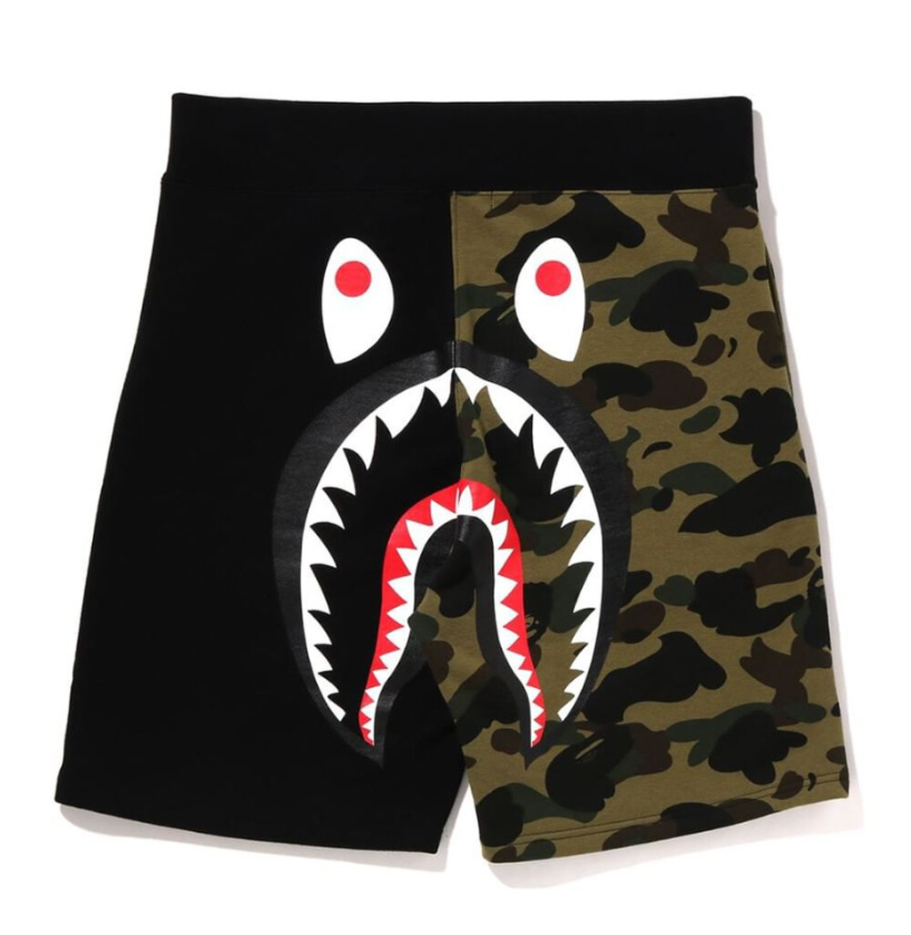 パンツ A BATHING APE 1st CAMO SHARK SHORTS A BATHING APE® 1st Camo Shark Regular Fit Sweat Shorts