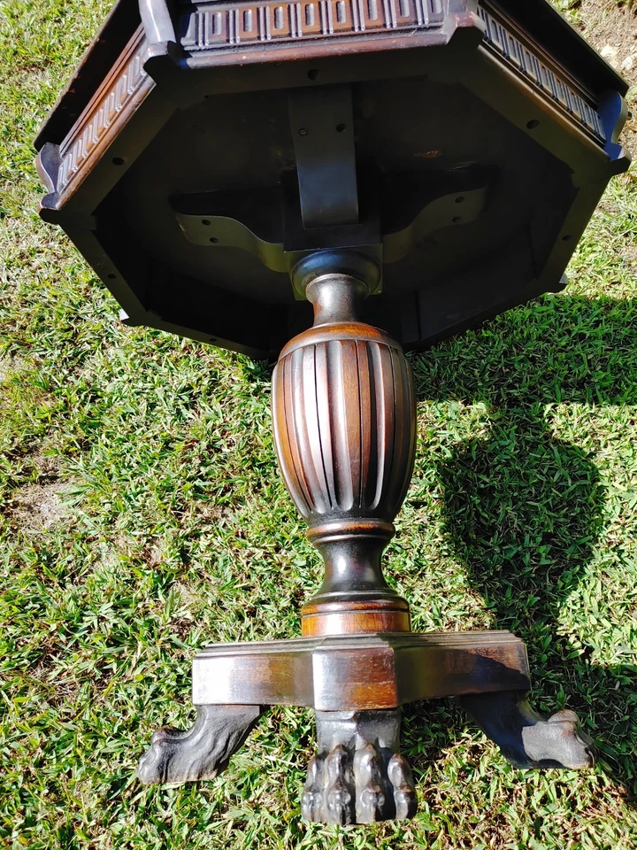 Antigua mesa octágona estilo victoriano de caoba con patas de garra Foto 2 de 4