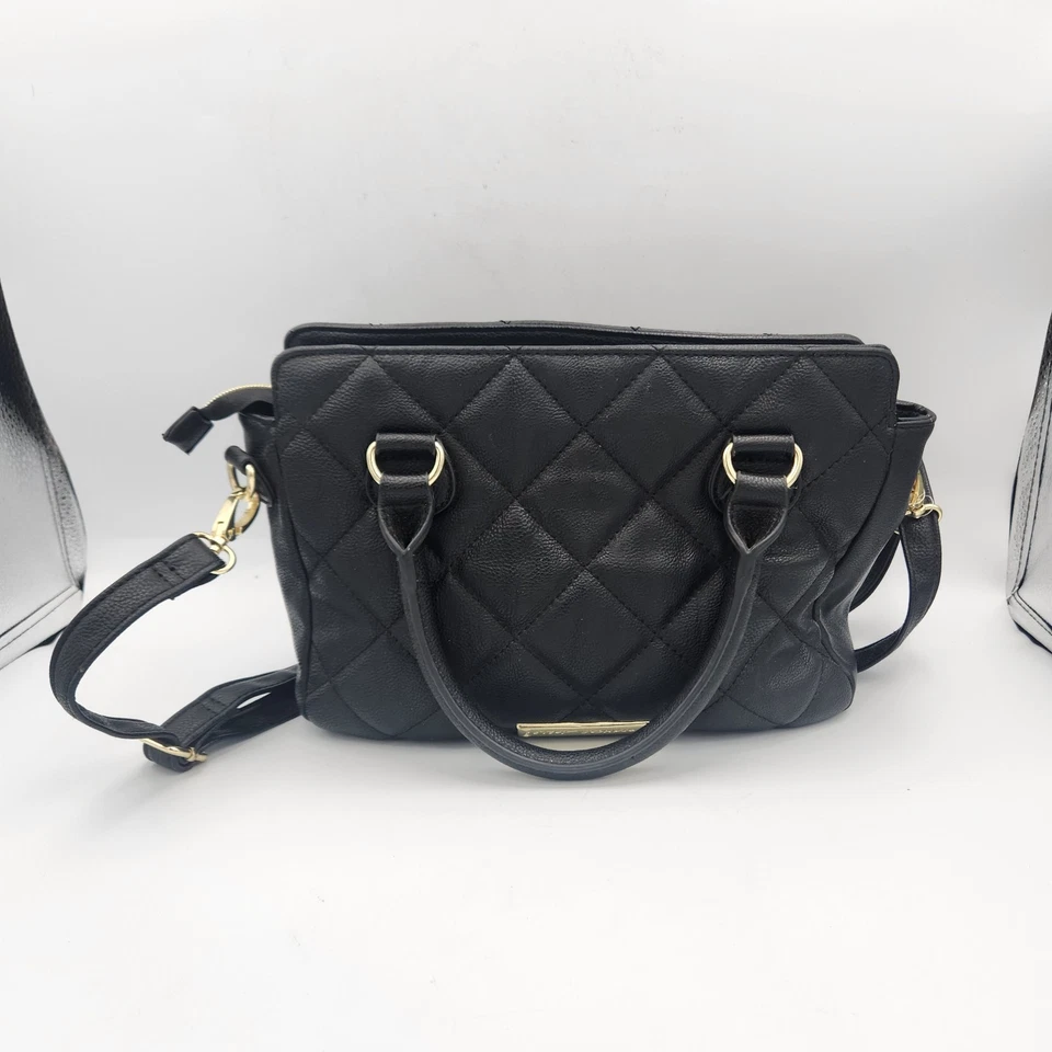 Bandolera Betsey Johnson Be Mine acolchada negra con lazos dorados Foto 2 de 4