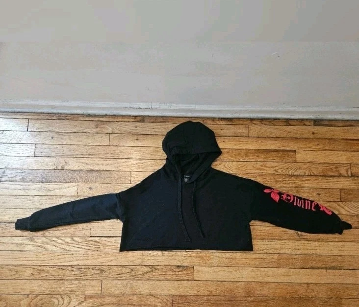 Forever 21 cropped crew neck - it does have a little... - Depop