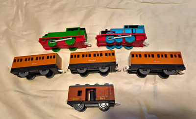 Thomas & Friends Eisenbahn-Set: Thomas & Percy + 4 Waggons (Annie/Clarabel)