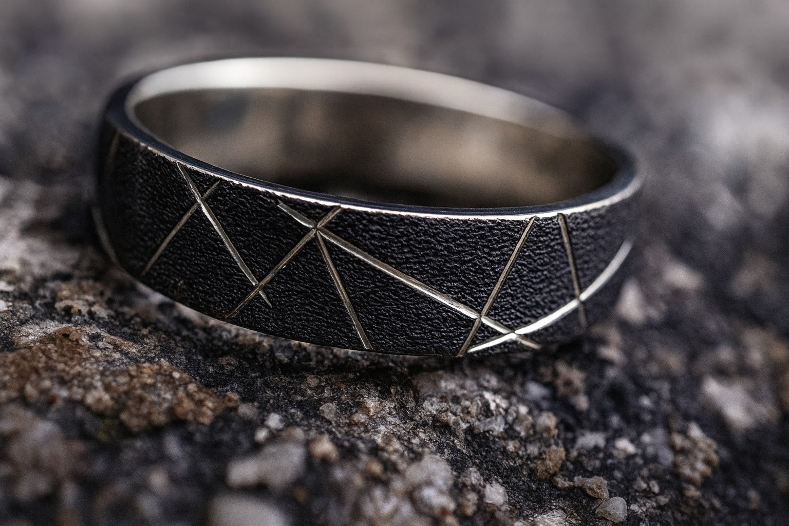 Bague argent 925 homme à offrir, alliance gravée pour sceller un moment fort
